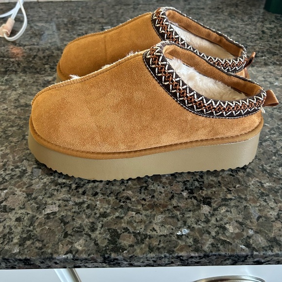 Tan Suede Women’s platform slip on - Picture 3 of 7